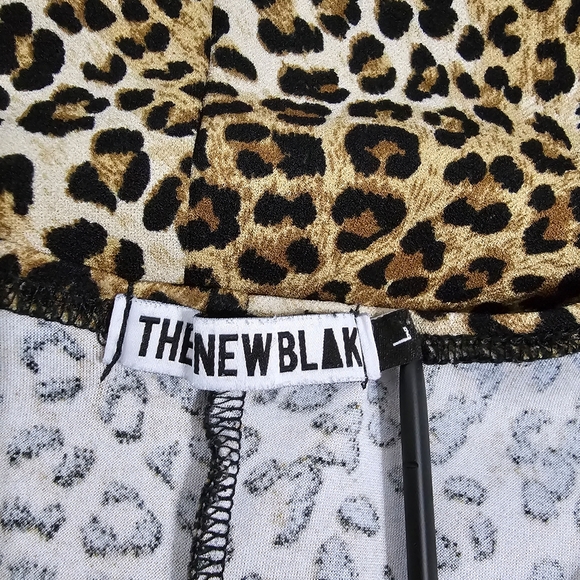 The New Blak Bold Animal Print Sleeveless VNeck Pullover Bodysuit Size Large - Picture 3 of 4